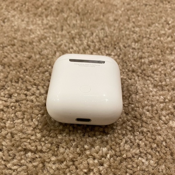 Airpods 1st gen (case not included) - Picture 5 of 6